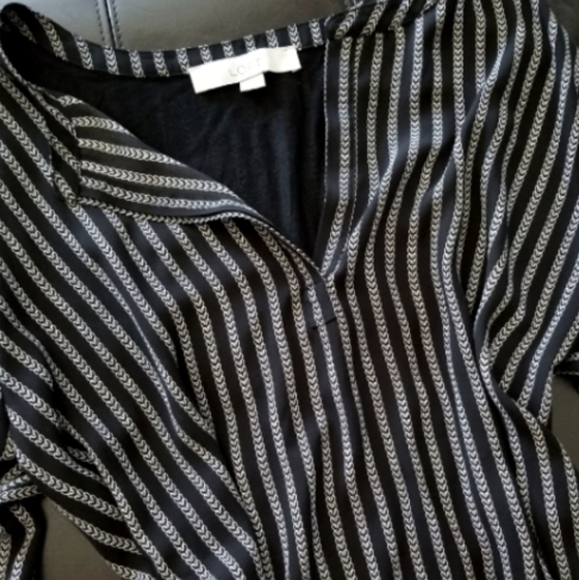 ❗LOFT Black White Flowy Long Sleeve V-Neck Dressy Blouse Medium❗ - Picture 2 of 3